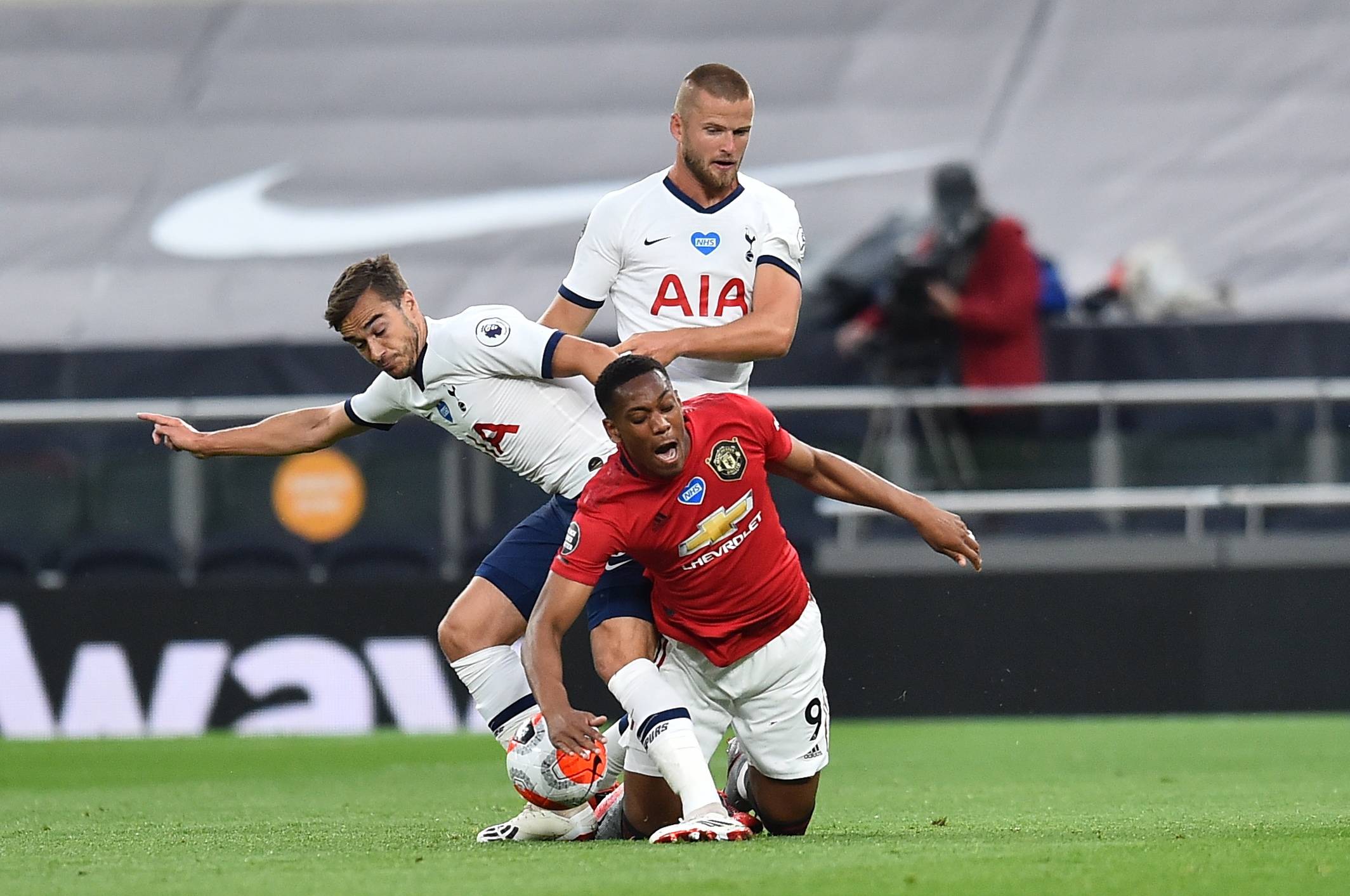 排面，泰州当地路牌上写着“苏超冠军城，泰州欢迎您”（泰州路牌打出“苏超冠军城，泰州欢迎您”，排面十足）