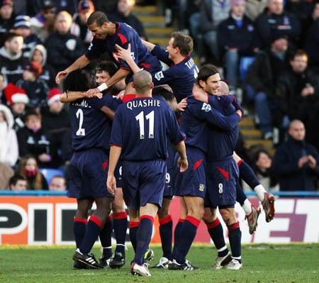 曼联1-1遭保级队逼平引热议，球迷愤怒点评，揪出最大罪人（曼联1-1憾平保级队引发热议，球迷震怒点名最大责任人）